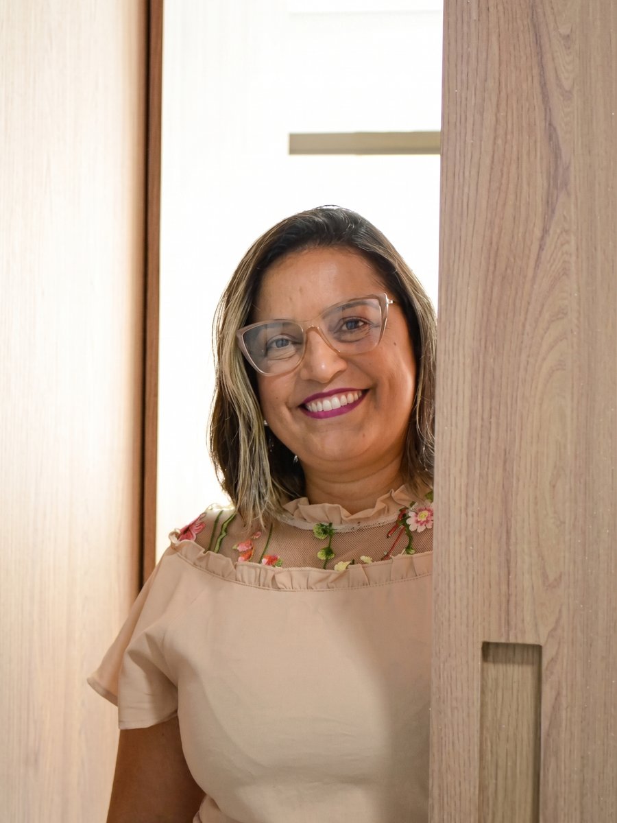 Lucinéia Reggiani recebendo no consultório